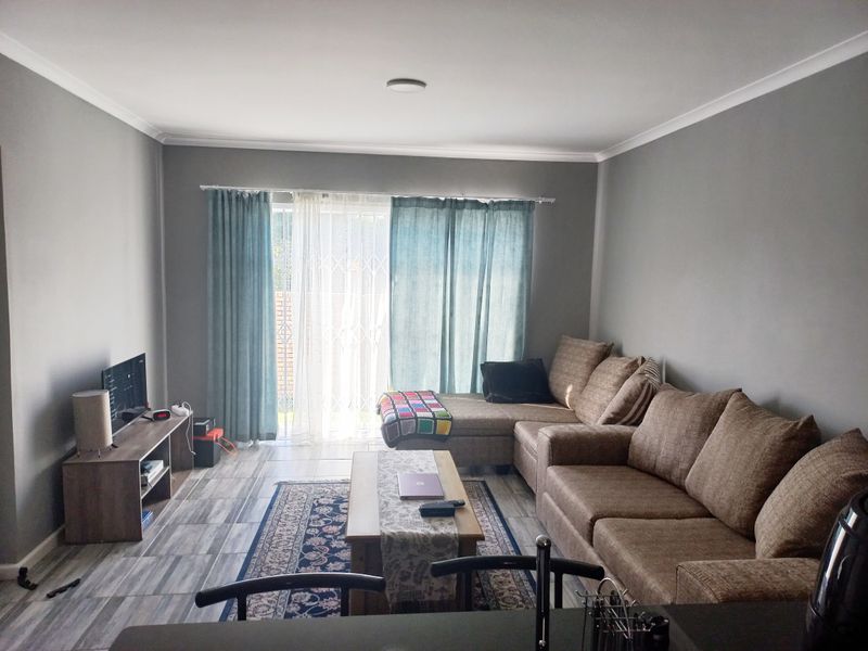 3 BED 2 BATH TOWNHOUSE WITH DOUBLE GARAGE FOR SALE - Photo 2