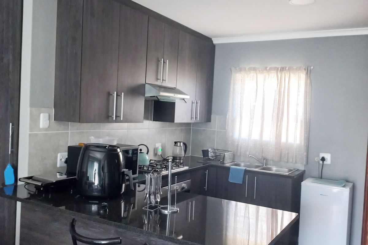 3 BED 2 BATH TOWNHOUSE WITH DOUBLE GARAGE FOR SALE - Photo 4