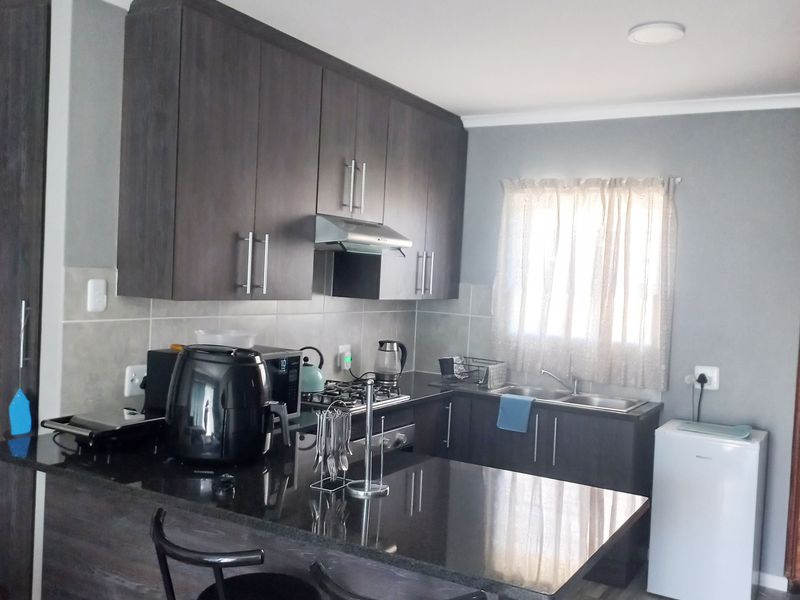 3 BED 2 BATH TOWNHOUSE WITH DOUBLE GARAGE FOR SALE - Photo 4