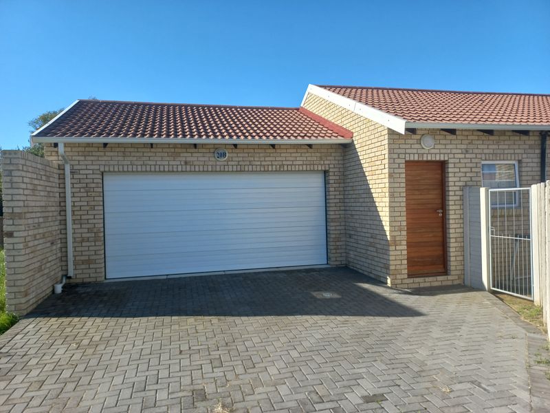 3 BED 2 BATH TOWNHOUSE WITH DOUBLE GARAGE FOR SALE - Photo 1