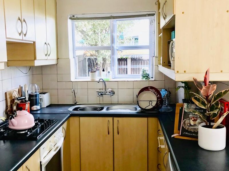 Newly Renovated Townhouse in Kenilworth Village - 18 March Open Hour @18:00 Book for Appointment - Photo 3