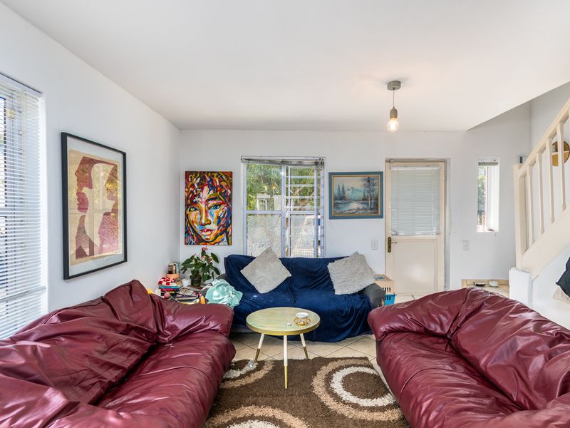 Newly Renovated Townhouse in Kenilworth Village - 18 March Open Hour @18:00 Book for Appointment - Photo 2