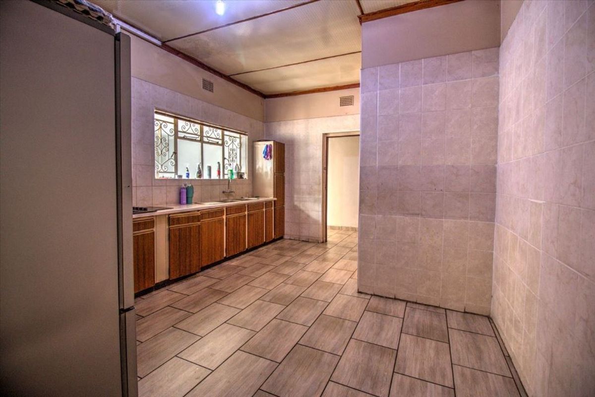 Versatile 9 Bedroom 3 Lounges Property!! - Photo 3