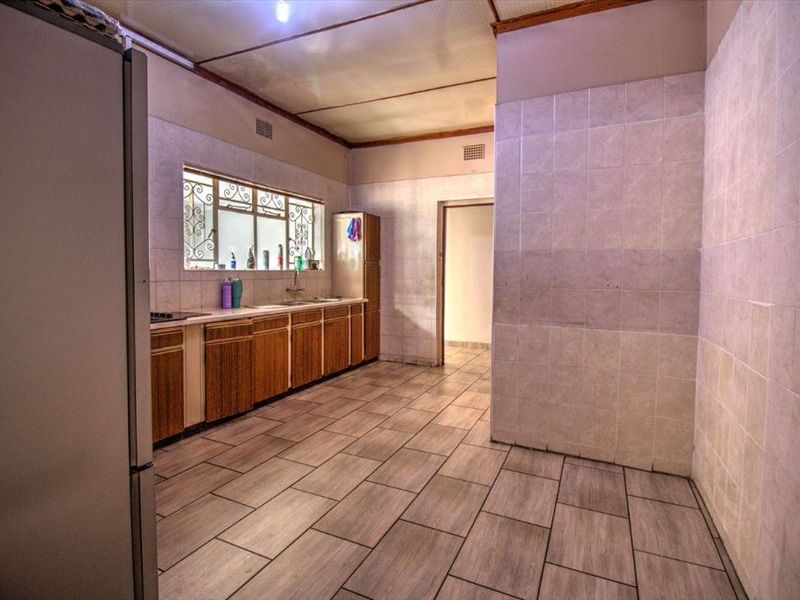 Versatile 9 Bedroom 3 Lounges Property!! - Photo 3