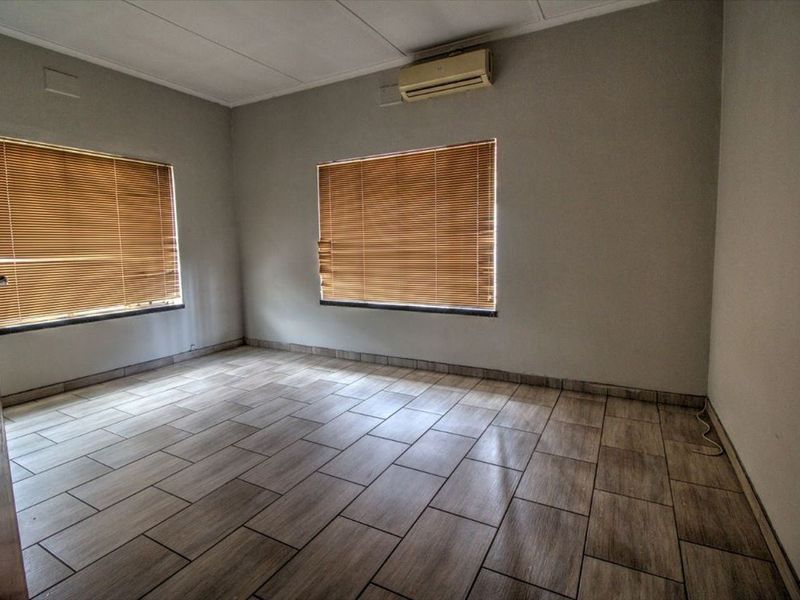 Versatile 9 Bedroom 3 Lounges Property!! - Photo 7