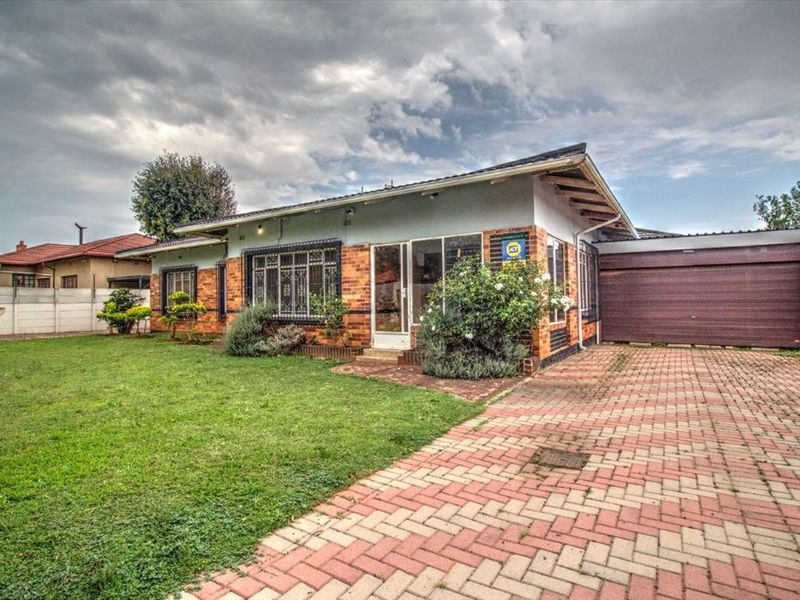 Versatile 9 Bedroom 3 Lounges Property!! - Photo 2