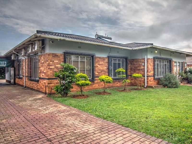 Versatile 9 Bedroom 3 Lounges Property!! - Photo 1