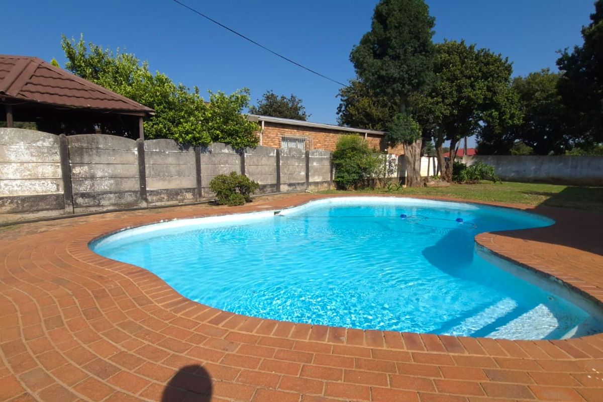 Spacious Home in Brakpan Central - Photo 2