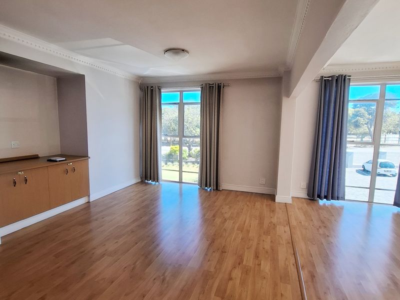 ST GEORGES PARK 2 BED 2 BATH APARTMENT FOR SALE - Photo 2