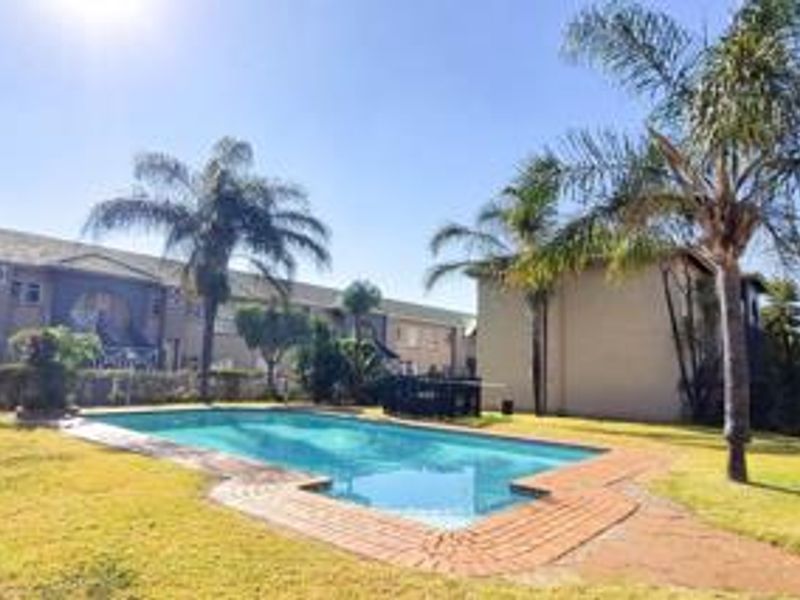 Resort-Style living !! - Photo 3