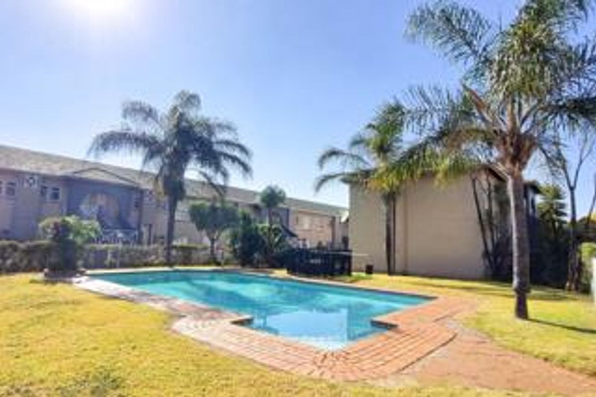 Resort-Style living !! - Photo 3