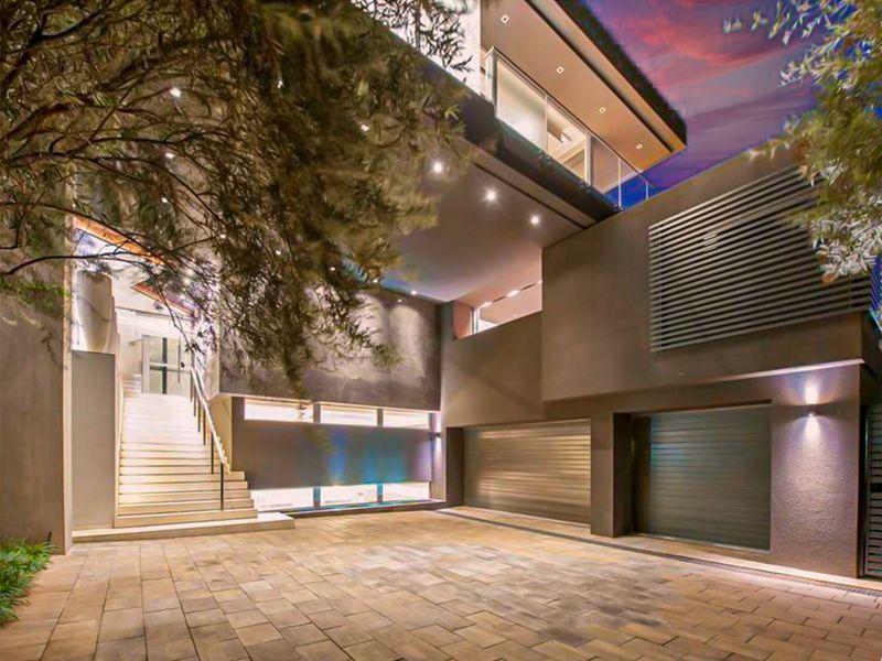 Elevated Living with Architectural Excellence. Iconic Views - Photo 1