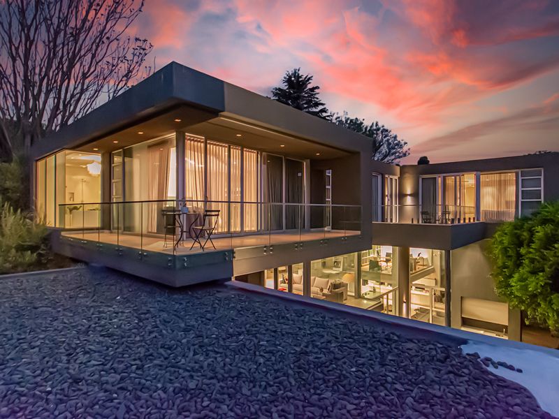 Elevated Living with Architectural Excellence. Iconic Views - Photo 3