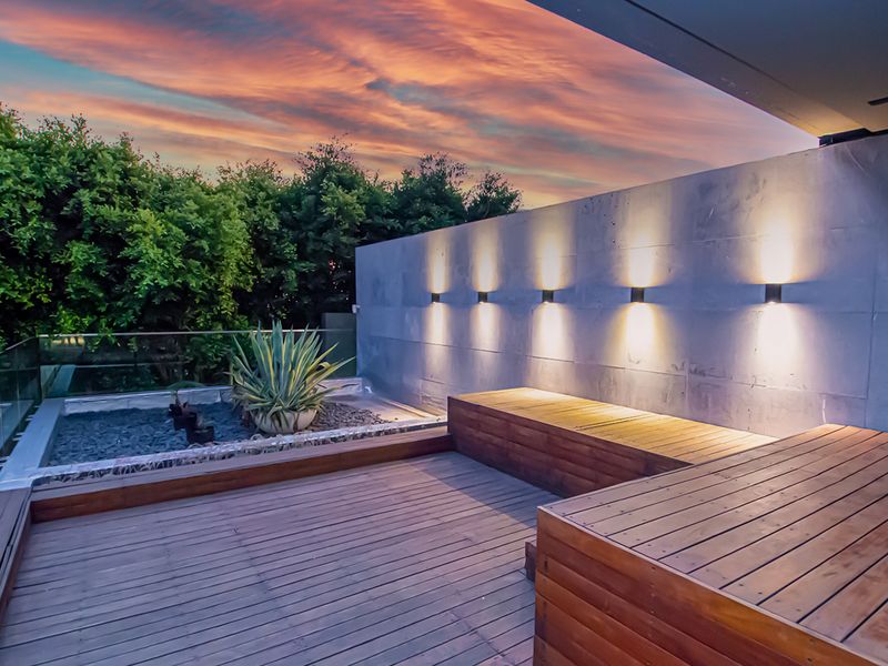 Elevated Living with Architectural Excellence. Iconic Views - Photo 9
