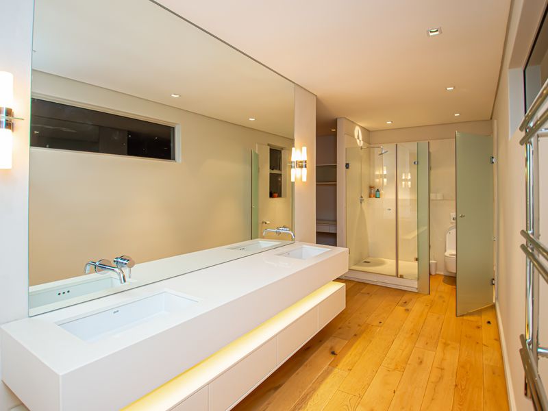 Elevated Living with Architectural Excellence. Iconic Views - Photo 7