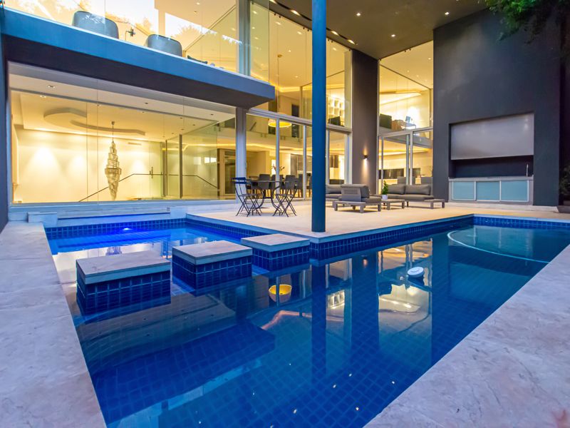 Elevated Living with Architectural Excellence. Iconic Views - Photo 4
