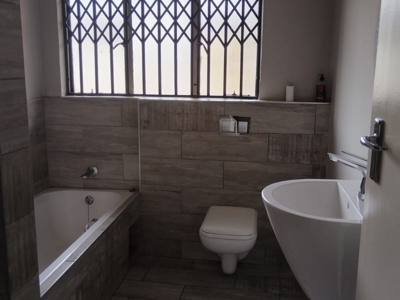 5Bedroom House for sale - Photo 5