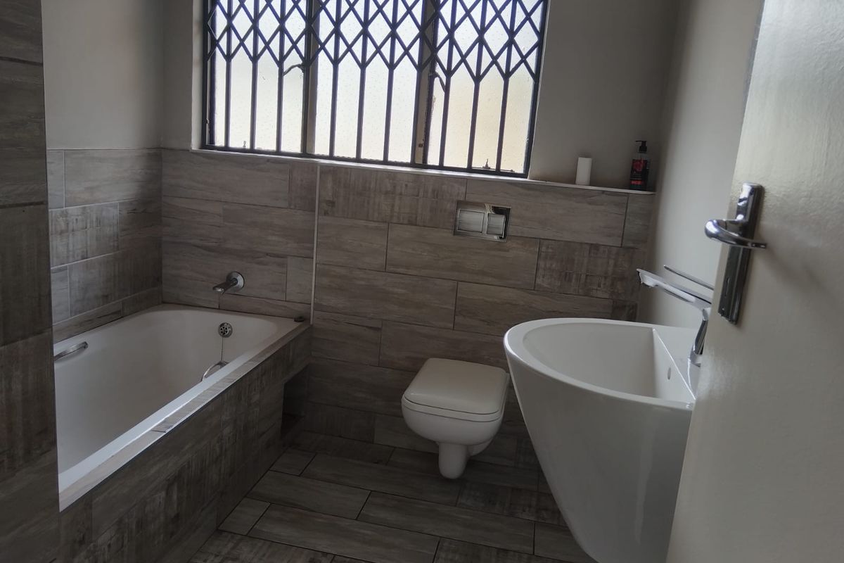 5Bedroom House for sale - Photo 2