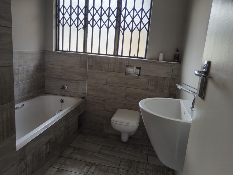 5Bedroom House for sale - Photo 2