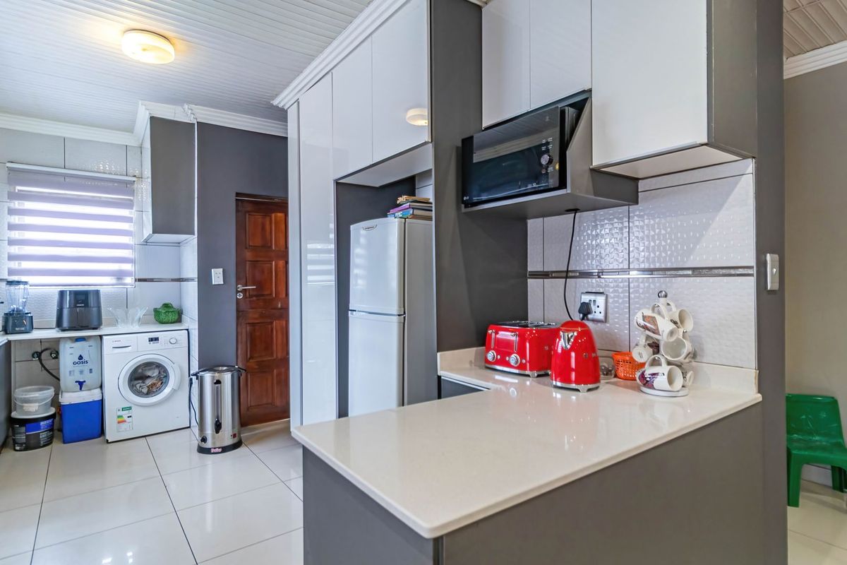 3 Bed House in Willow Park Manor - Photo 2