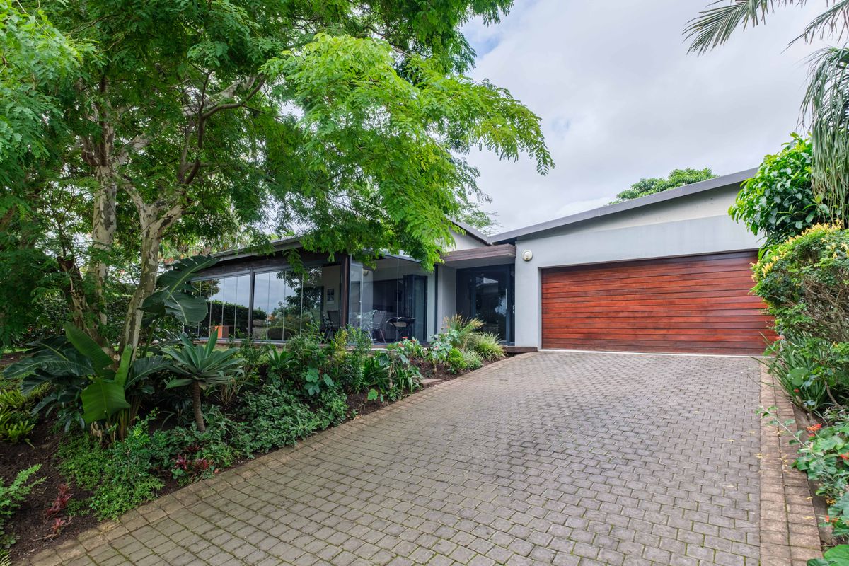 Stunning Family Home in Palm Lakes Estate -4 bedrooms and 3bathrooms - Photo 2