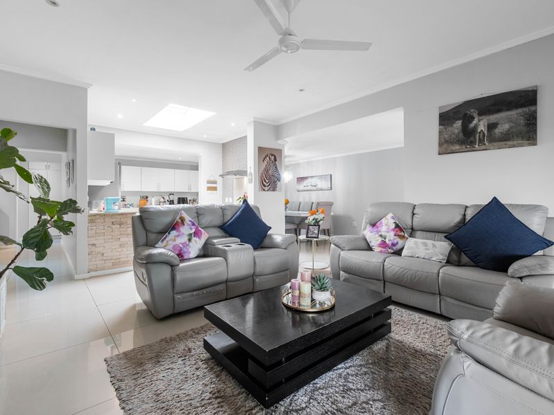 Stunning Family Home in Palm Lakes Estate -4 bedrooms and 3bathrooms - Photo 7