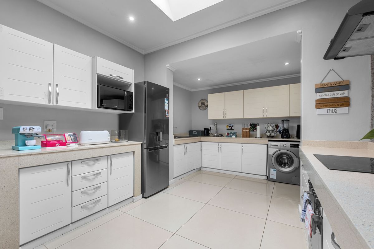 Stunning Family Home in Palm Lakes Estate -4 bedrooms and 3bathrooms - Photo 3