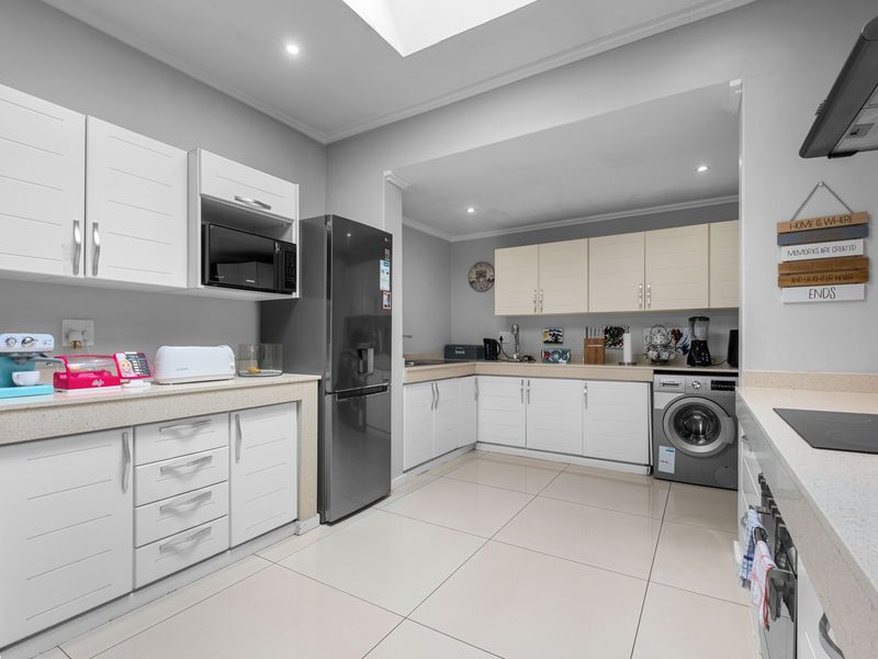 Stunning Family Home in Palm Lakes Estate -4 bedrooms and 3bathrooms - Photo 3