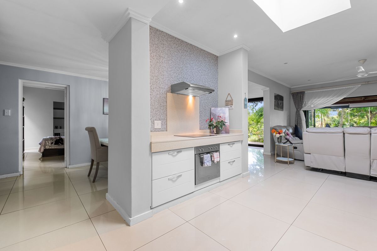 Stunning Family Home in Palm Lakes Estate -4 bedrooms and 3bathrooms - Photo 4