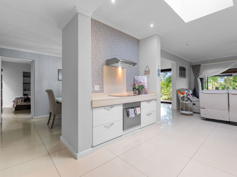 Stunning Family Home in Palm Lakes Estate -4 bedrooms and 3bathrooms - Photo 4