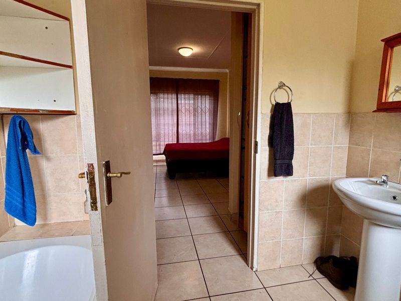 3 BEDROOM HOUSE IN COMPLEX TO LET - Photo 9