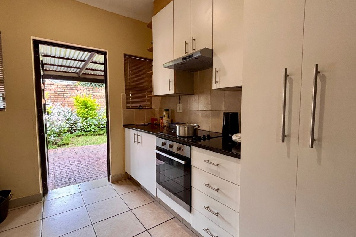 3 BEDROOM HOUSE IN COMPLEX TO LET - Photo 2