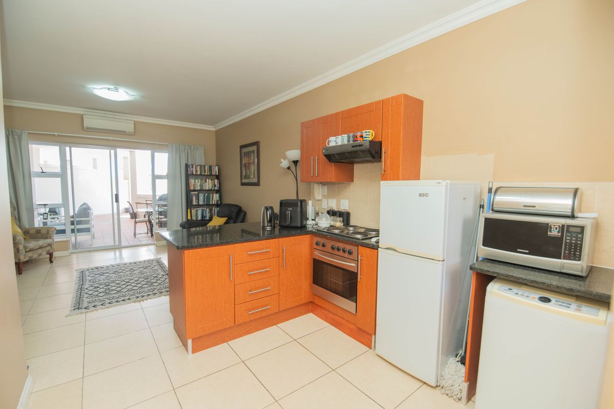 WALMER HEIGHTS  2 BED 2 BATH APARTMENT - Photo 2