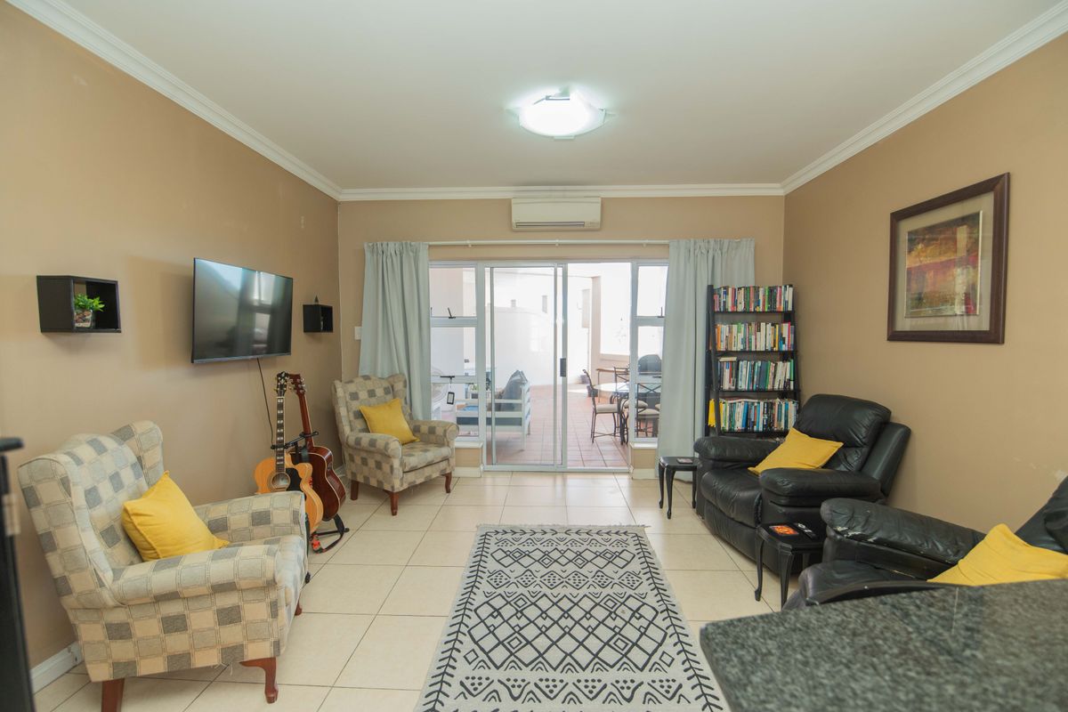 WALMER HEIGHTS  2 BED 2 BATH APARTMENT - Photo 5