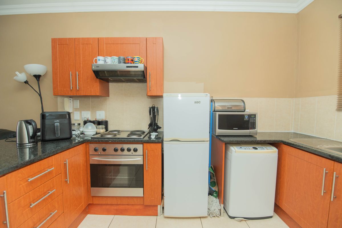 WALMER HEIGHTS  2 BED 2 BATH APARTMENT - Photo 3