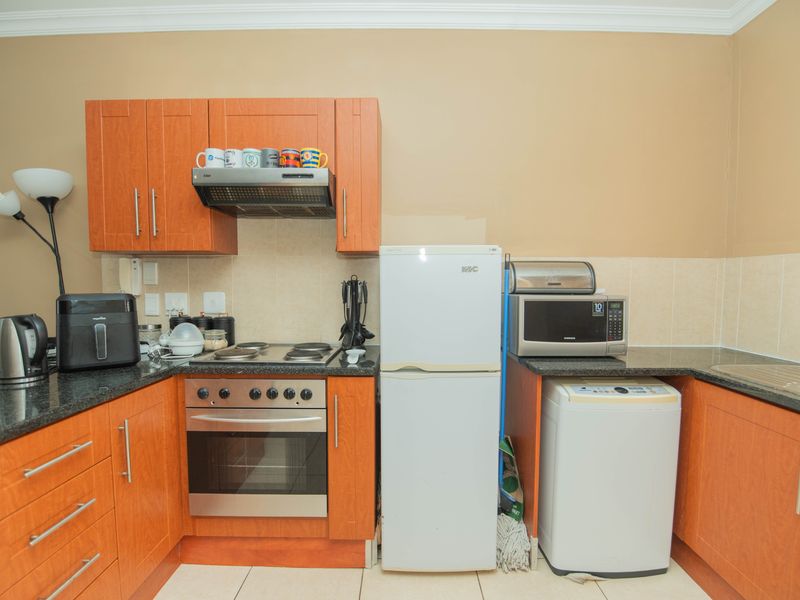 WALMER HEIGHTS  2 BED 2 BATH APARTMENT - Photo 3