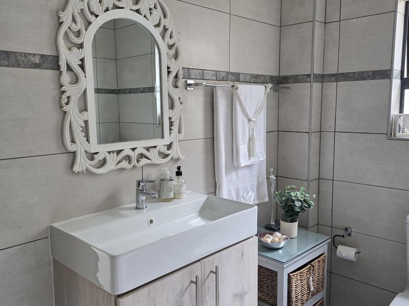 Stunning Ultra-Modern 2-Bedroom Home for Sale in Leloko Lifestyle Estate - Photo 5