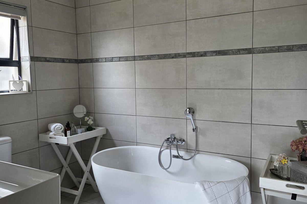 Stunning Ultra-Modern 2-Bedroom Home for Sale in Leloko Lifestyle Estate - Photo 4