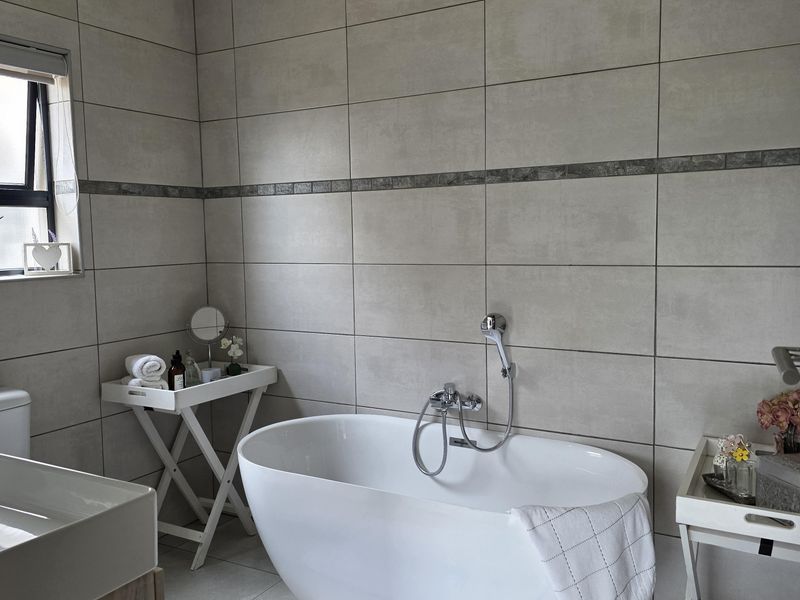 Stunning Ultra-Modern 2-Bedroom Home for Sale in Leloko Lifestyle Estate - Photo 4