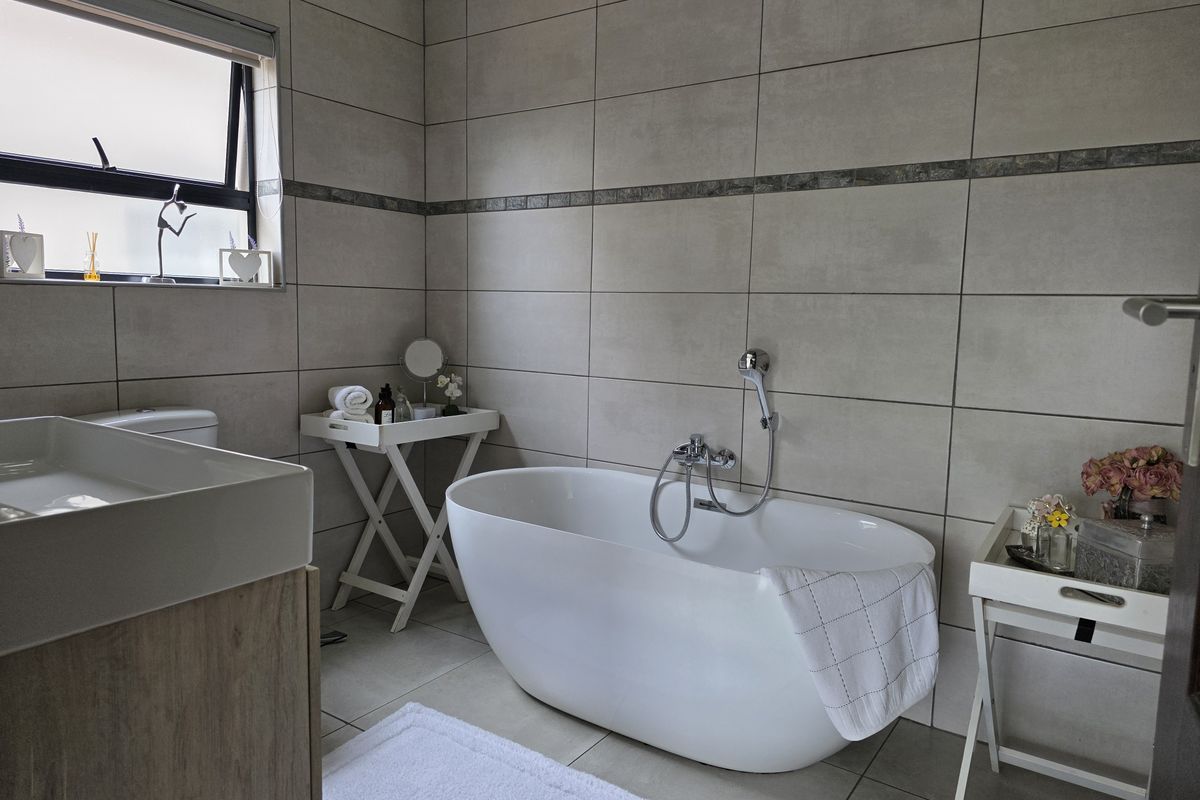 Stunning Ultra-Modern 2-Bedroom Home for Sale in Leloko Lifestyle Estate - Photo 2