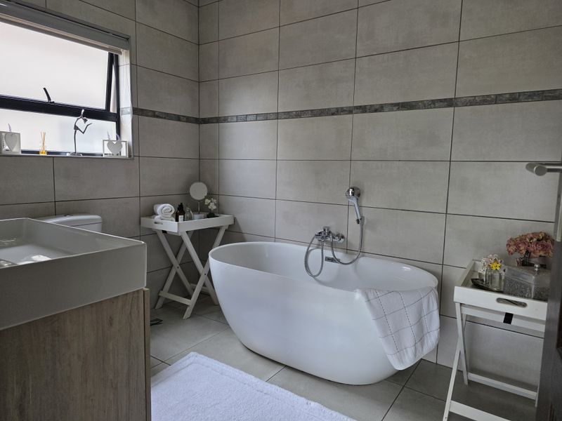 Stunning Ultra-Modern 2-Bedroom Home for Sale in Leloko Lifestyle Estate - Photo 2