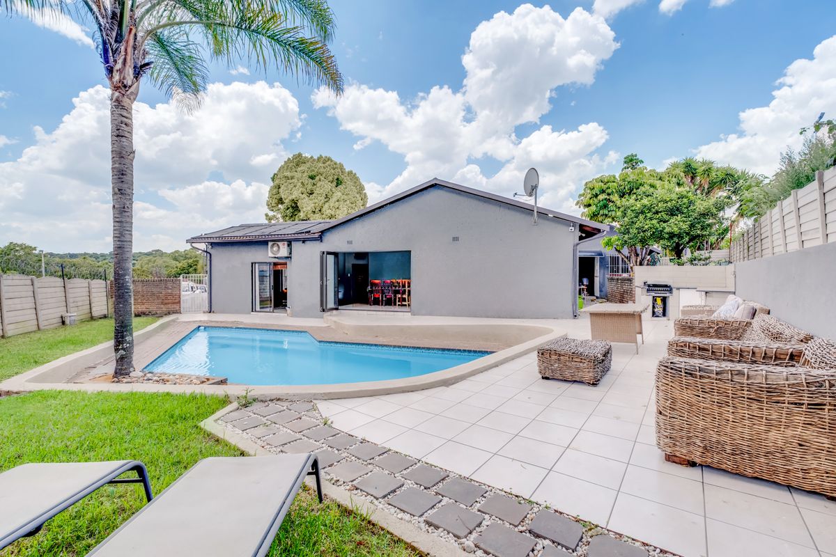MOVE IN AND LIVE.  ENTERTAIN IN STYLE - Photo 2