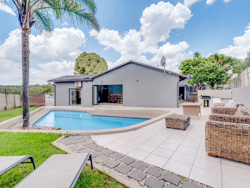 MOVE IN AND LIVE.  ENTERTAIN IN STYLE - Photo 2