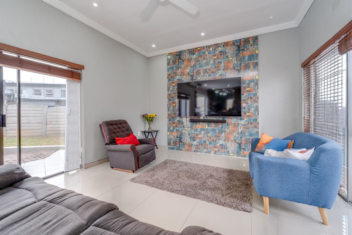 MOVE IN AND LIVE.  ENTERTAIN IN STYLE - Photo 3