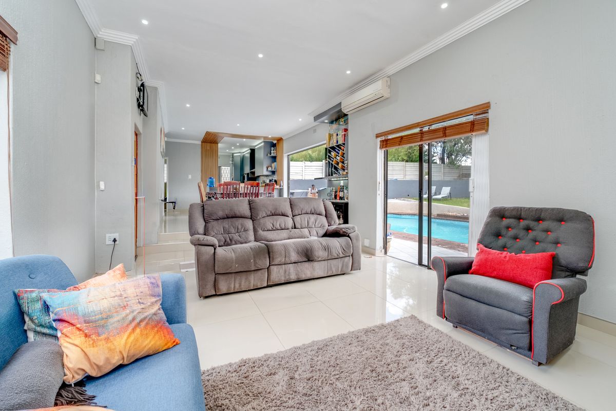 MOVE IN AND LIVE.  ENTERTAIN IN STYLE - Photo 4