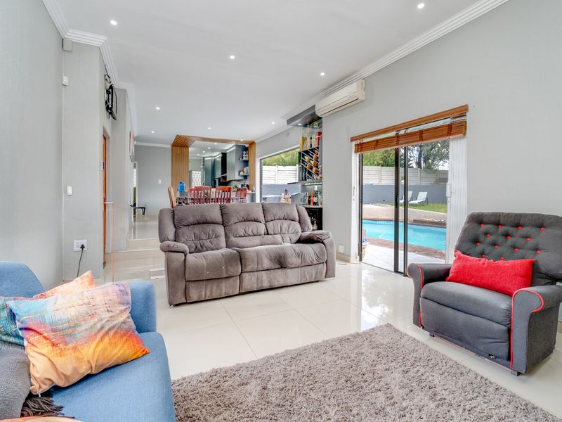 MOVE IN AND LIVE.  ENTERTAIN IN STYLE - Photo 4