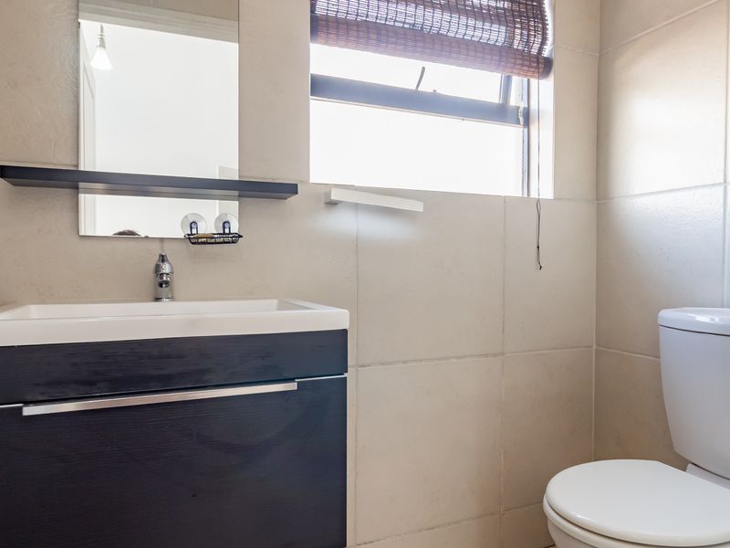 A LIGHT AND BRIGHT LOFT-STYLE APARTMENT - Photo 10