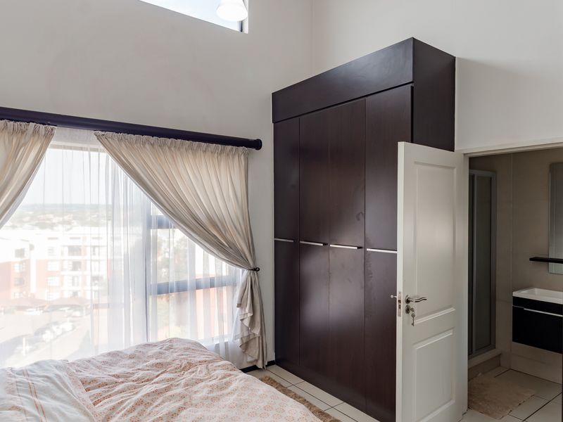 A LIGHT AND BRIGHT LOFT-STYLE APARTMENT - Photo 9