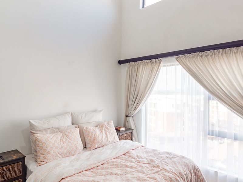 A LIGHT AND BRIGHT LOFT-STYLE APARTMENT - Photo 7