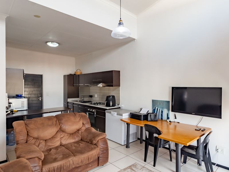 A LIGHT AND BRIGHT LOFT-STYLE APARTMENT - Photo 6